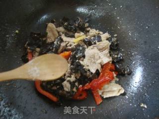 红椒木耳炒瘦肉的做法步骤：8