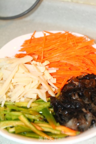 在家轻松做美味鱼香肉丝的做法步骤：1