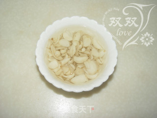 腰果百合炒芹菜的做法步骤：1
