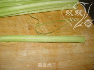 腰果百合炒芹菜的做法步骤：3