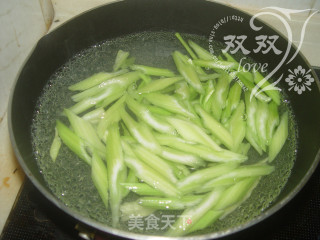 腰果百合炒芹菜的做法步骤：5