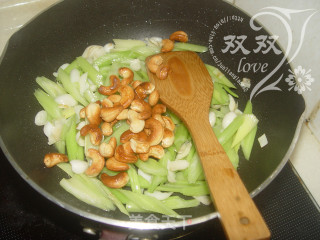 腰果百合炒芹菜的做法步骤：11