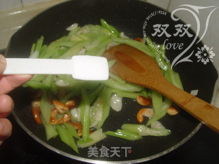 腰果百合炒芹菜的做法步骤：12