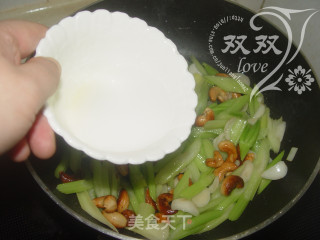 腰果百合炒芹菜的做法步骤：13