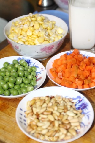 宝宝最爱的松仁玉米的做法步骤：1