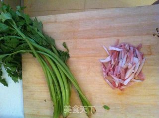 芹菜土豆片炒肉的做法步骤：1