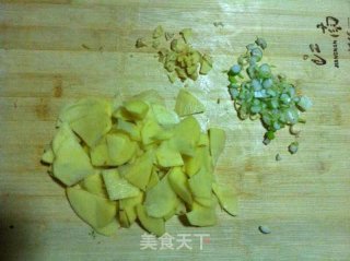 芹菜土豆片炒肉的做法步骤：2