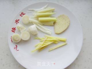 干煎黄花鱼的做法步骤：1