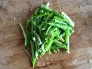 尖椒肉丝的做法步骤：1