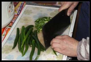 老妈出品--辣椒炒鸡蛋的做法步骤：1