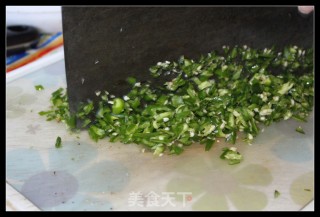 老妈出品--辣椒炒鸡蛋的做法步骤：2