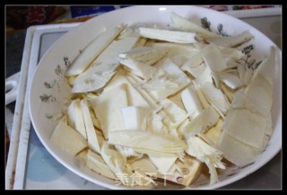 笋炒腊肉的做法步骤：1