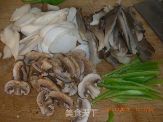 青椒炒杂蘑菇的做法步骤：1