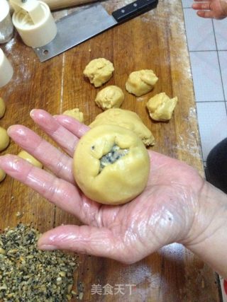浓浓爱意——五仁月饼的做法步骤：11