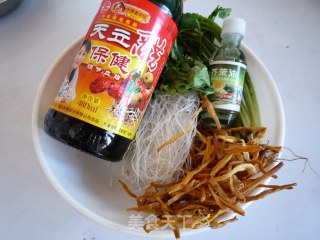 芥末粉丝黄花菜的做法步骤：1