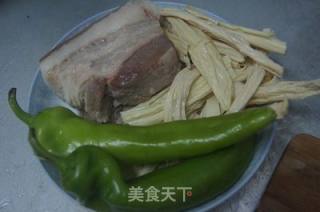 青椒五花肉炒腐竹的做法步骤：1