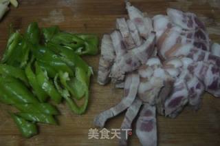 青椒五花肉炒腐竹的做法步骤：2