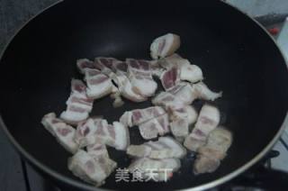 青椒五花肉炒腐竹的做法步骤：3
