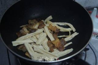 青椒五花肉炒腐竹的做法步骤：6