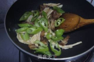 青椒五花肉炒腐竹的做法步骤：8