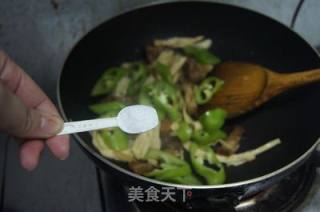 青椒五花肉炒腐竹的做法步骤：9