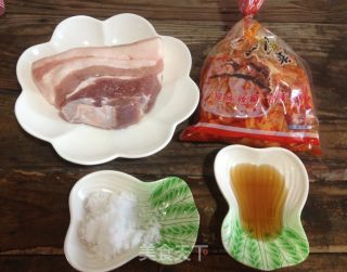 辣白菜炒五花肉的做法步骤：1