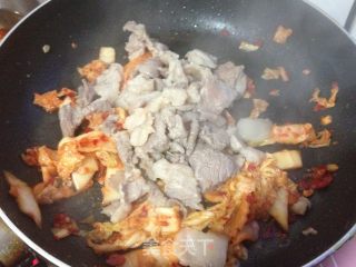 辣白菜炒五花肉的做法步骤：9