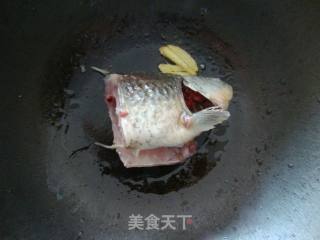 补钙鲫鱼头汤的做法步骤：2