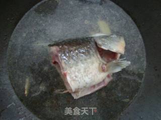 补钙鲫鱼头汤的做法步骤：3