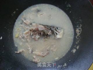 补钙鲫鱼头汤的做法步骤：4