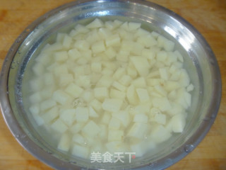 【彩蔬土豆丁沙拉】年菜宴请两相宜---适合女人和孩子吃的菜的做法步骤：2