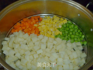 【彩蔬土豆丁沙拉】年菜宴请两相宜---适合女人和孩子吃的菜的做法步骤：3