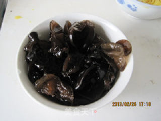 鸡蛋木耳炒韭菜的做法步骤：3