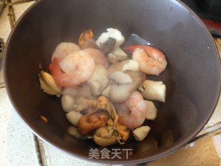 意式青酱海鲜面的做法步骤：5