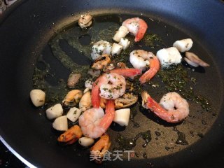 意式青酱海鲜面的做法步骤：9