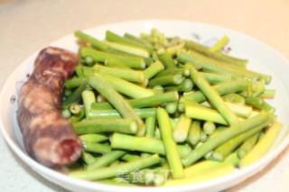 家常菜之蒜苔炒腊肠的做法步骤：1
