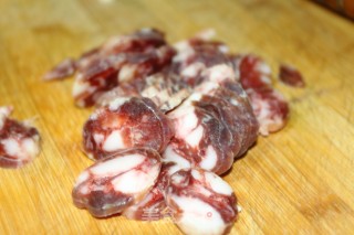 家常菜之蒜苔炒腊肠的做法步骤：2