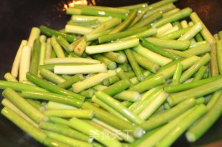 家常菜之蒜苔炒腊肠的做法步骤：3