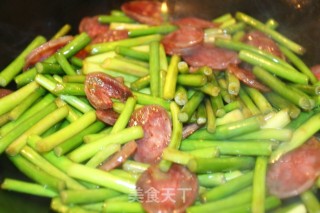 家常菜之蒜苔炒腊肠的做法步骤：4