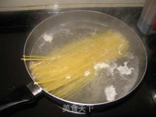 鲜虾意粉的做法步骤：2
