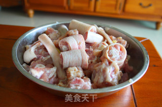 秘制柠檬酱烧猪尾的做法步骤：1