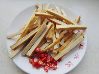 蚝油韭黄炒香干的做法步骤：2