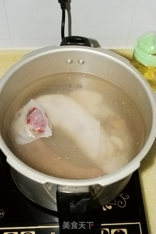猪蹄二吃：猪蹄汤+猪蹄冻的做法步骤：4