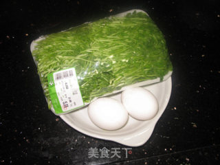 鸡蛋炒豆苗的做法步骤：1