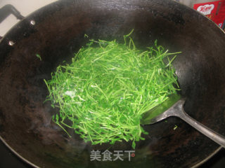 鸡蛋炒豆苗的做法步骤：4
