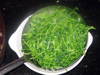 鸡蛋炒豆苗的做法步骤：5