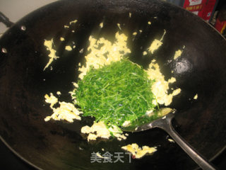 鸡蛋炒豆苗的做法步骤：8
