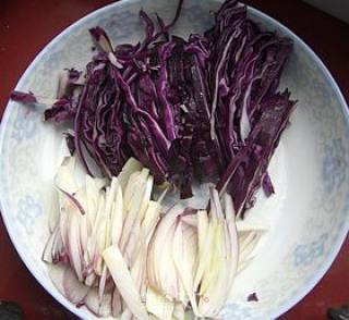 凉拌紫甘蓝卤肉拼盘的做法步骤：2