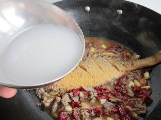 羊肉焖黄花鱼的做法步骤：9