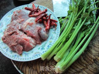 香芹炒牛肉的做法步骤：1